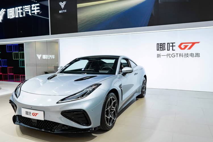 惠州133哪吒汽车在智能汽车领域的表现，领途汽车在新能源汽车市场中的影响力